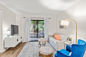 TV - Newly Renovated 2bd/2ba Condo *Pool* 30+ Day Stays (Savannah)