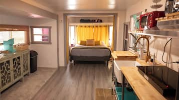 1 dormitorio, escritorio, wifi gratis y ropa de cama