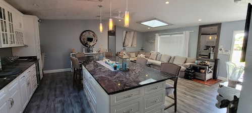 Oasis! Has Great Reviews! Pool, Bocce Court, Close to It All!