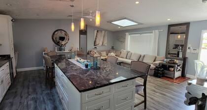 Oasis! Has Great Reviews! Pool, Bocce Court, Close to It All!