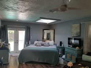 3 bedrooms, desk, iron/ironing board, free WiFi