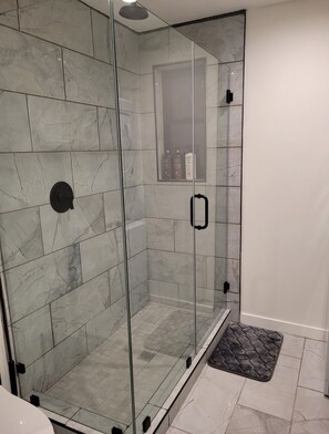 Haartrockner, Handtücher, Seife, Toilettenpapier