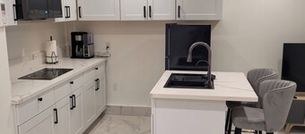 Charming 1 bedroom suite with Full Kitchen, Washer, Dryer, AC, Patio and WiFi.