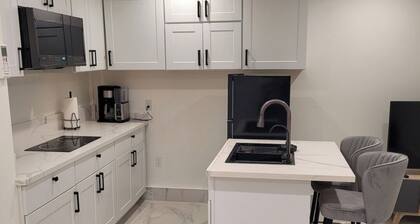Charming 1 bedroom suite with Full Kitchen, Washer, Dryer, AC, Patio and WiFi.