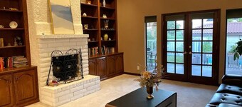 Vintage Vegas Oasis: Pool & Spa, 15 mins to Strip