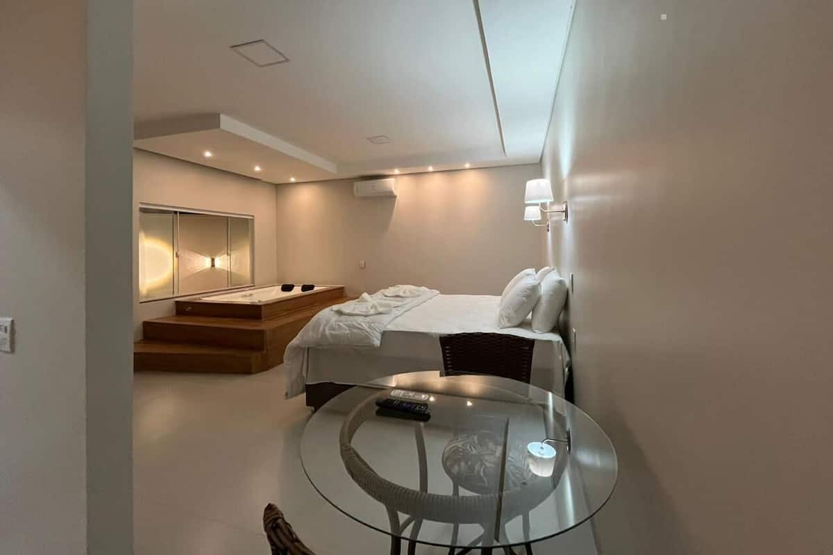1 chambre, surmatelas, espace de travail pour ordinateur portable
