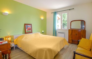 3 bedrooms, iron/ironing board, bed sheets
