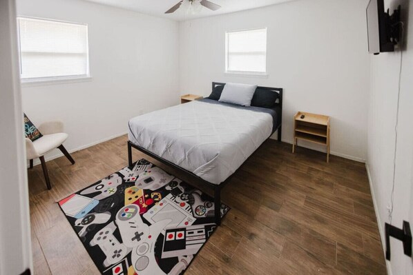 4 室のベッドルーム、デスク、WiFi