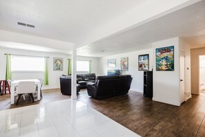 Télévision, cheminée