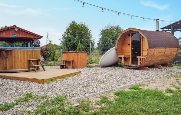 Eine rustikale Holzhütte mit einer großen Schiebetür und einer kleinen Veranda.