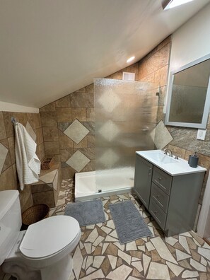 Douche, sĂšche-cheveux, serviettes fournies, savon