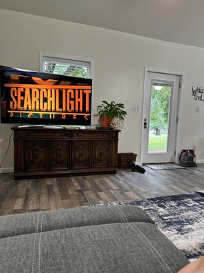 Smart TV, DVD player, books, video library - Historic Charm on the Lake Stay by a 475 Year-Old Oak with Private Dock BoatRamp (Chapin)