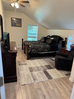 2 bedrooms, iron/ironing board, free WiFi, bed sheets - Historic Charm on the Lake Stay by a 475 Year-Old Oak with Private Dock BoatRamp (Chapin)