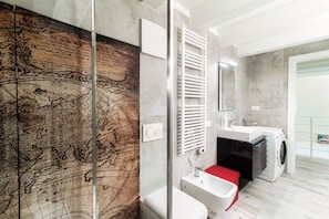 Shower, hair dryer, bidet, shampoo - Diaz 8 - MyHomeinComo (Como)