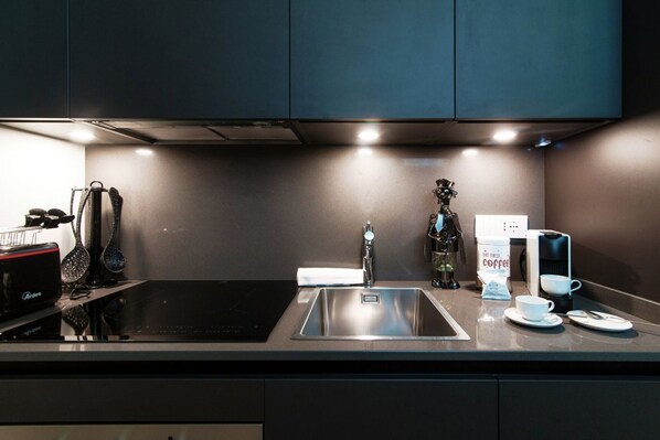 Fridge, oven, stovetop, dishwasher