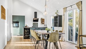 Una cocina moderna con comedor.