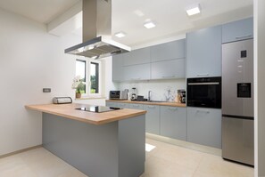 冷蔵庫、電子レンジ、オーブン、コンロ