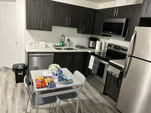 Refrigerador, microondas, horno y parrilla de estufa 