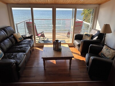 Lakehouse In Port Maitland on the shores of Lake Erie. Enjoy views & swimming
