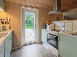 Kjøleskap, mikrobølgeovn, oppvaskmaskin og kjøkkenutstyr