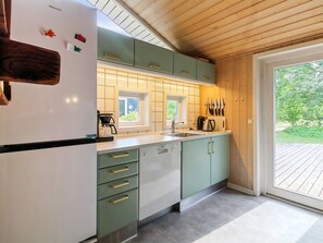 Fridge, microwave, dishwasher, cookware/dishes/utensils