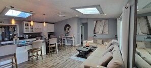 Una Smart TV, una videoteca, un reproductor estéreo, una impresora