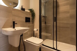 Hårtork, bidé, handdukar och tvål