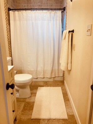 Haartrockner, Handtücher, Seife, Shampoo