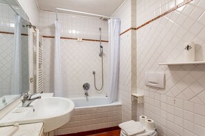 Secadora de cabello y bidet 