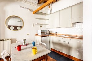 Jääkaappi, mikroaaltouuni, liesi, keittoastiat/astiat/ruokailuvälineet