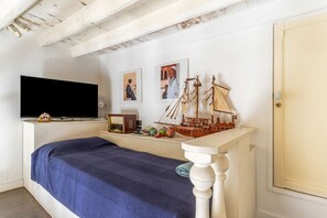 2 habitaciones, tabla de planchar con plancha y ropa de cama 