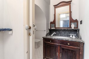 Douche, séchoir à cheveux, bidet