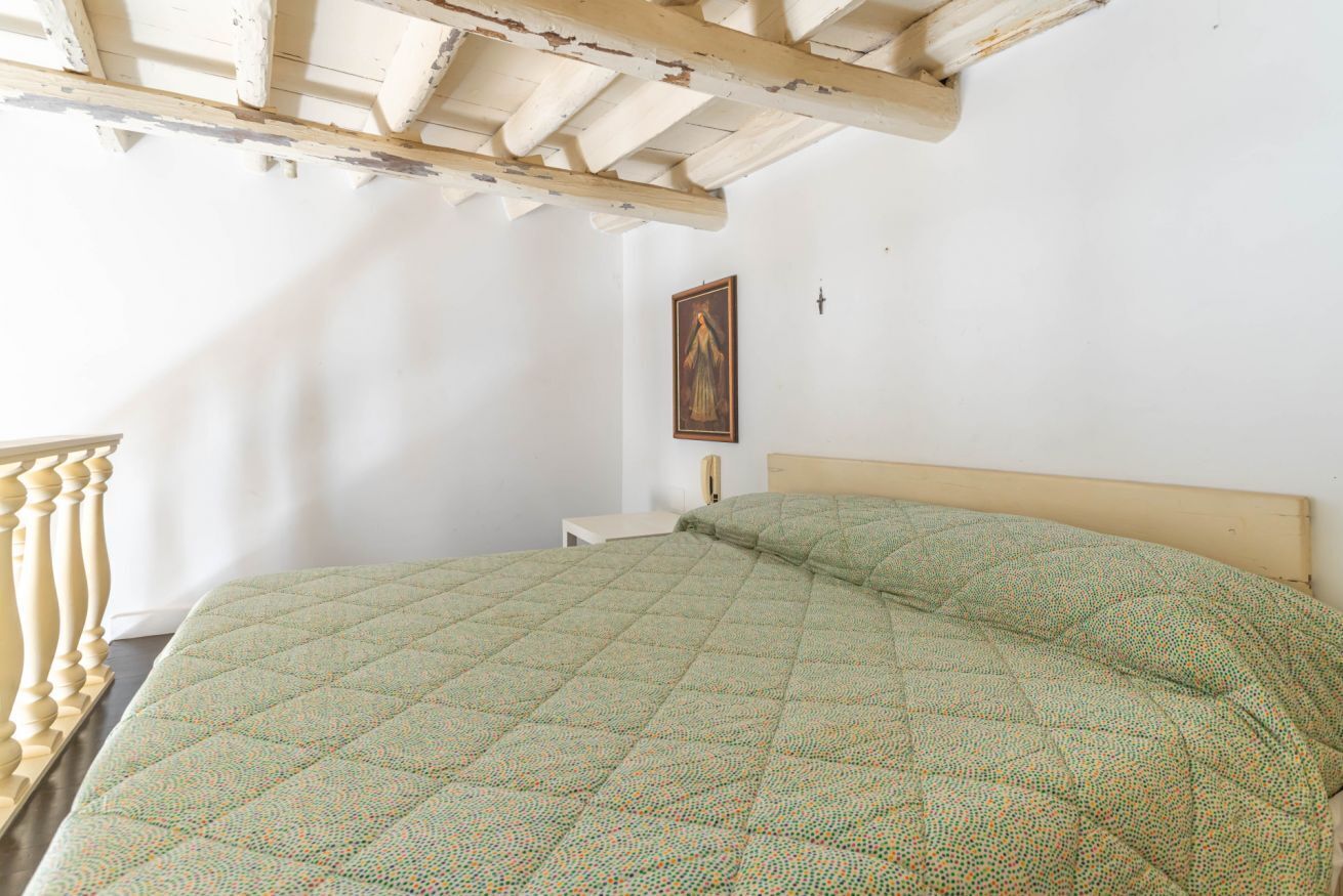 2 dormitorios, tabla de planchar con plancha, ropa de cama