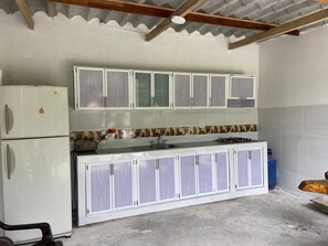 Double or Twin Room | Shared kitchen | Full-size fridge, stovetop, cookware/dishes/utensils