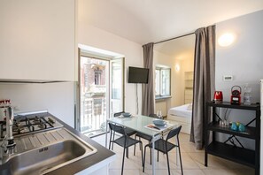 Fridge, oven, stovetop, coffee/tea maker