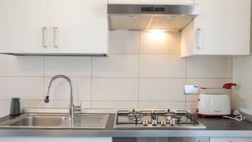 Frigorifero, forno, piano cottura, macchina per tè/caffè