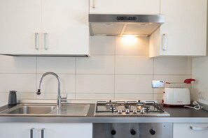 Fridge, oven, stovetop, coffee/tea maker