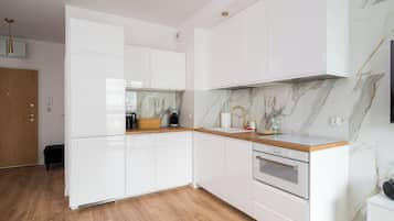 Jääkaappi, mikroaaltouuni, uuni, liesi