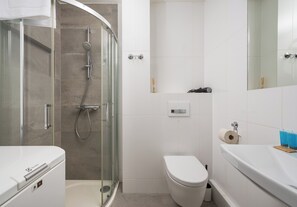 Dusche, Haartrockner, Handtücher, Seife