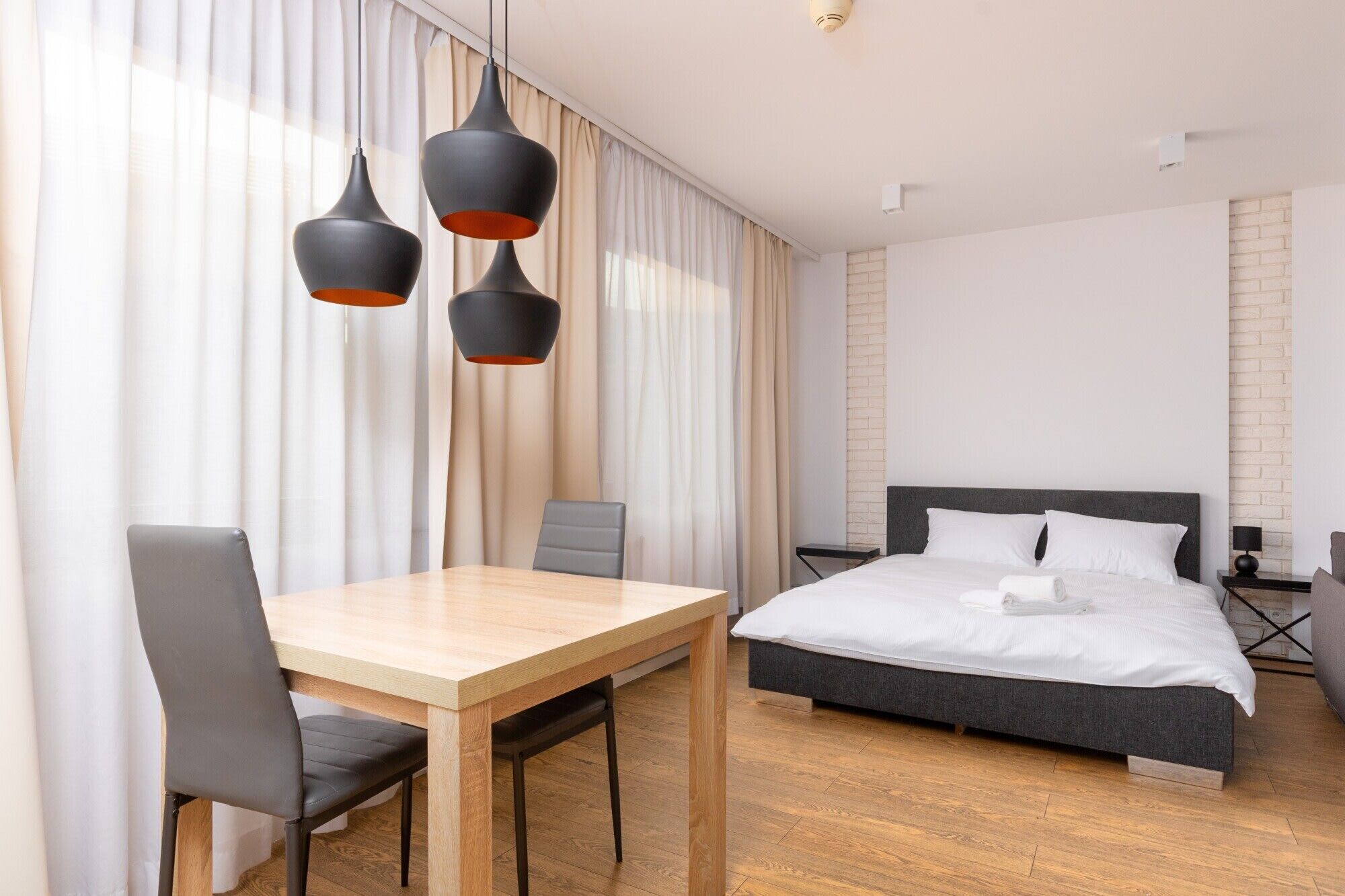 Een strijkplank/strijkijzer, wifi, beddengoed