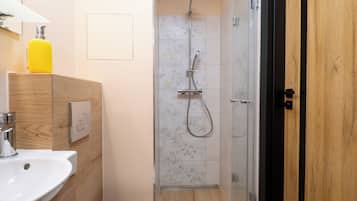Douche, sèche-cheveux, serviettes fournies, savon