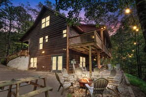 A rustic cabin with a deck, outdoor seating, and a fire pit. - Mountain Cabin with fire-pit, game room and fireplace & hot tub! 4BR 4 bathroom (Ellijay)
