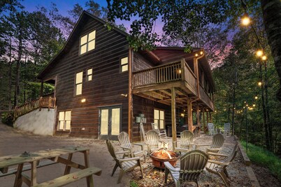 Mountain Cabin with fire-pit, game room and fireplace & hot tub! 4BR 4 bathroom