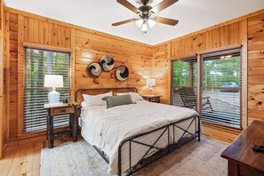 4 bedrooms, iron/ironing board, free WiFi, bed sheets - Mountain Cabin with fire-pit, game room and fireplace & hot tub! 4BR 4 bathroom (Ellijay)
