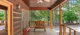 Mountain Cabin with fire-pit, game room and fireplace & hot tub! 4BR 4 bathroom