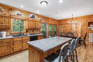 Fridge, microwave, oven, stovetop - Mountain Cabin with fire-pit, game room and fireplace & hot tub! 4BR 4 bathroom (Ellijay)