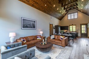 Télévision, cheminée, baby-foot