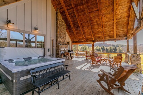 Robin Hoods Retreat - Luxury home, walk to river, hot tub, fire pit!