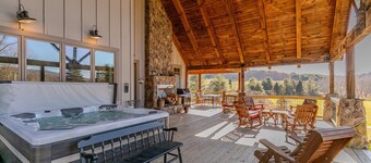 Robin Hoods Retreat - Luxury home, walk to river, hot tub, fire pit!