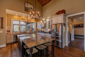 Fridge, microwave, oven, stovetop - Robin Hoods Retreat - Luxury home, walk to river, hot tub, fire pit! (Jefferson)